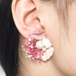 桜色かすみ草ピアス・イヤリング | 造花ウェディングブーケの