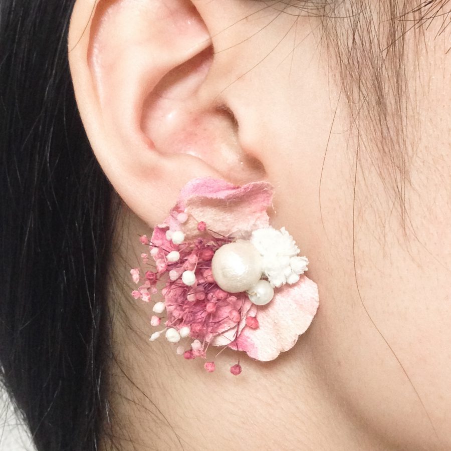 桜色かすみ草ピアス・イヤリング | 造花ウェディングブーケのSARAH 