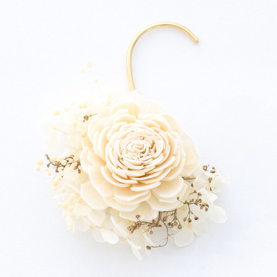 白花のイヤーカフ（ホワイト）