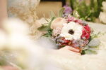 造花のアネモネ、ピンクローズとベリーのブーケ