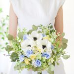 淡いブルーとイエローの小花とアネモネの造花ブーケ