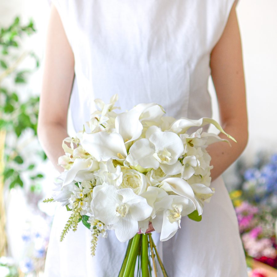 造花の胡蝶蘭とカラーのホワイトブーケ 造花ウェディングブーケのSARAH GAUDI (サラ ガウディ)